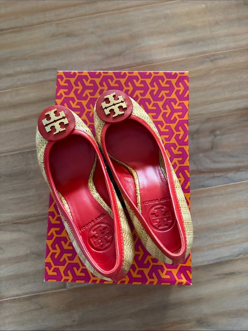 Tory Burch Sally Raffia Straw Wedge / size 5.5